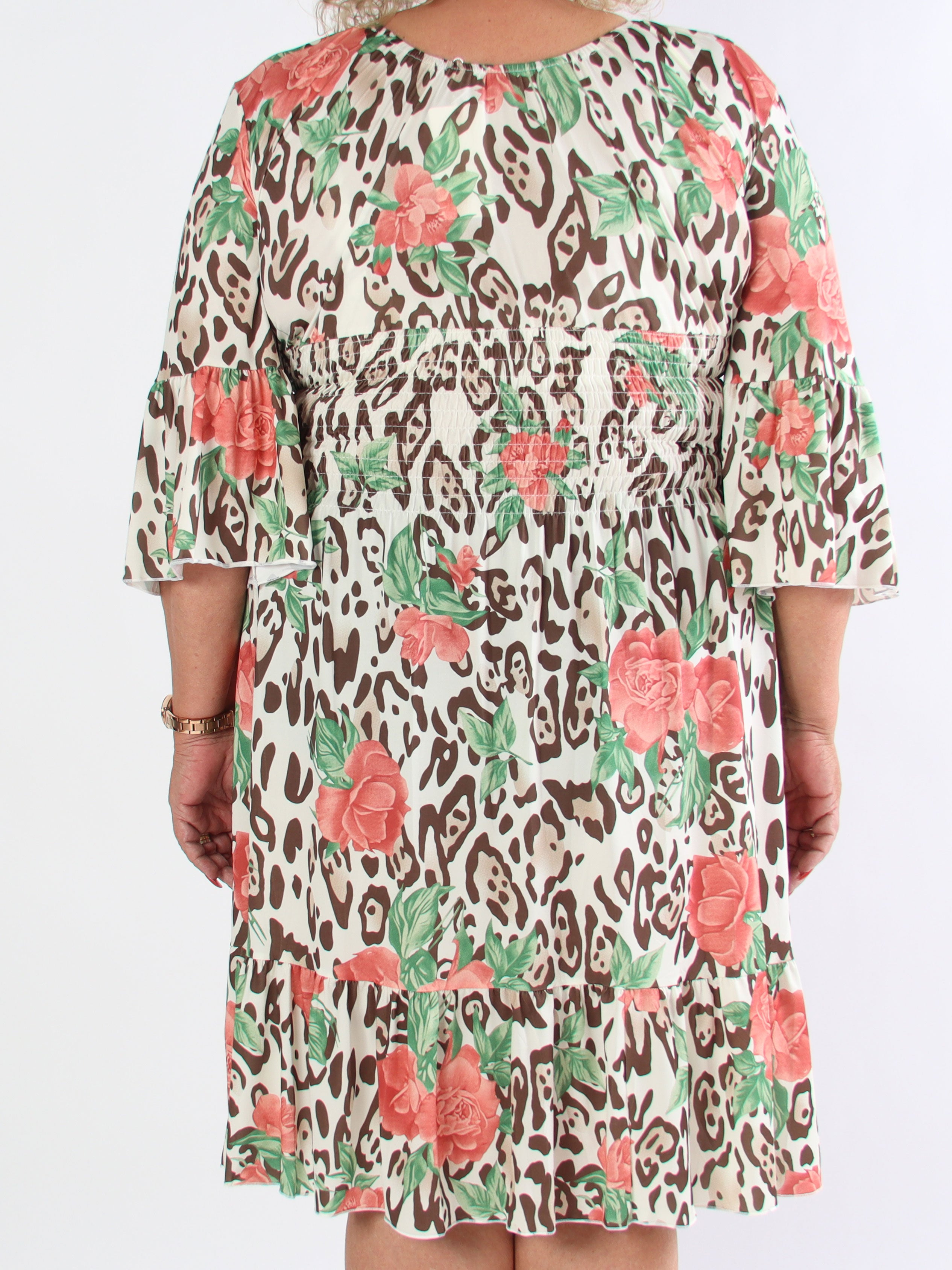 Flora Leo - Sød plus size kjole i elastisk stof og smock i taljen